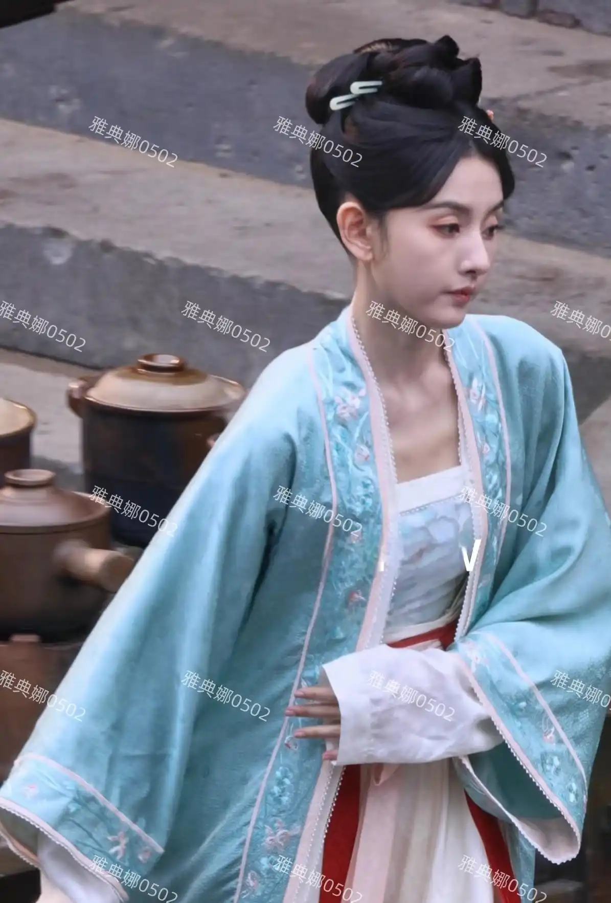 27岁的宋祖儿瘦成纸片人，165身高不到80斤，锁骨都成盛水了。 