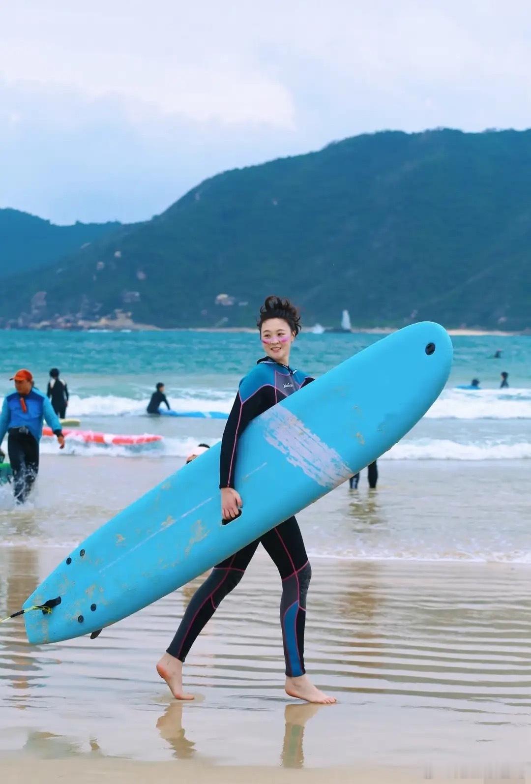 女排前队长惠若琪分享一家人过年冲浪合影，女儿和妈妈一样都是大长腿！ 