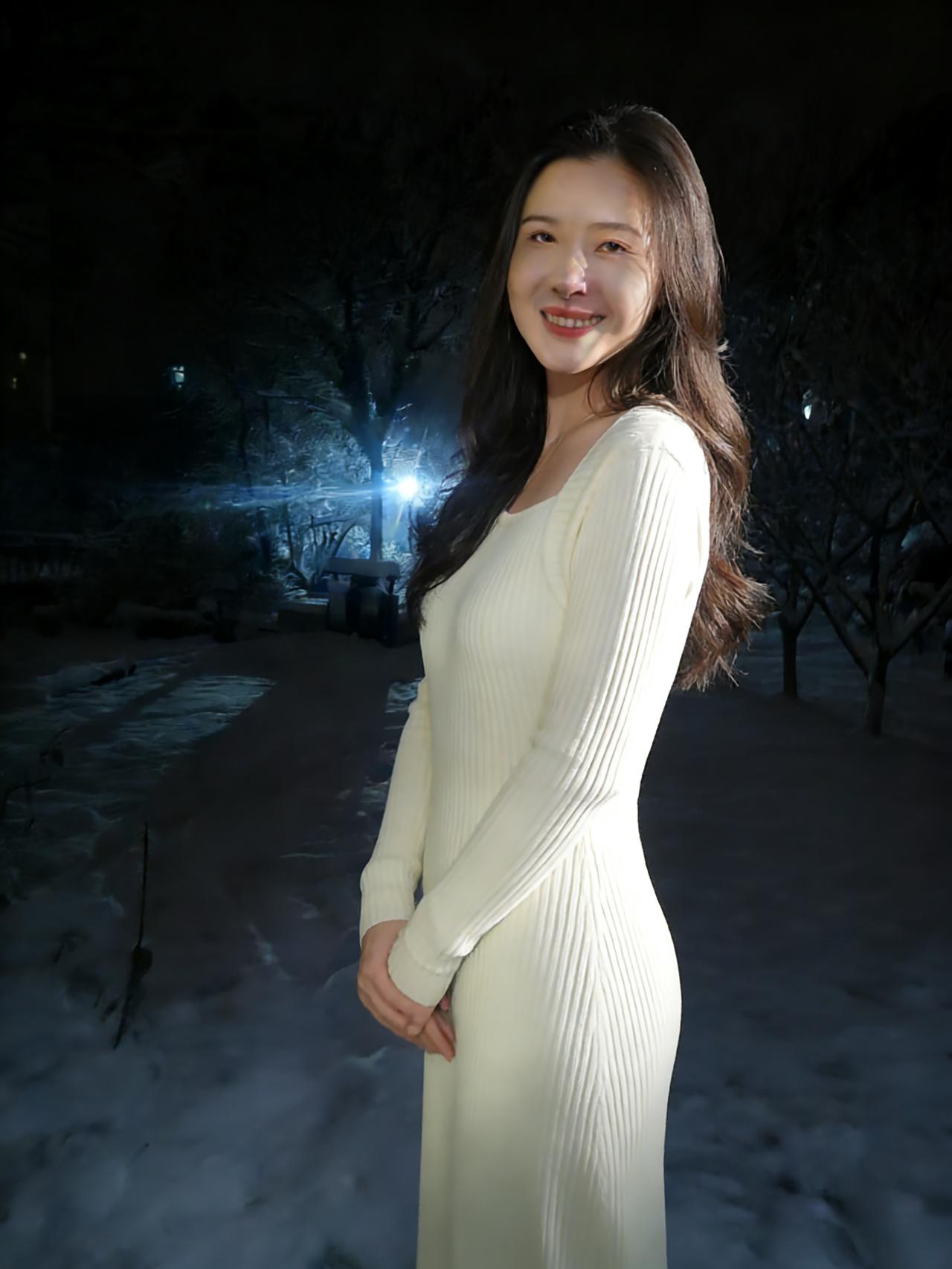 我选了白裙，在雪夜里站着
让雪和白裙，融成一片
像挣脱了束缚的云，在夜色里
做最