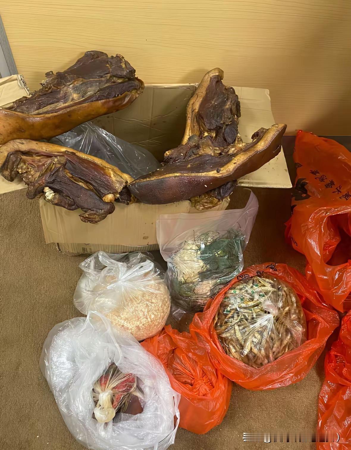 今天干了件挺蠢的事，
我妈从老家寄来一堆腊肉、咸菜、被子，地址填到了单位。
我盯