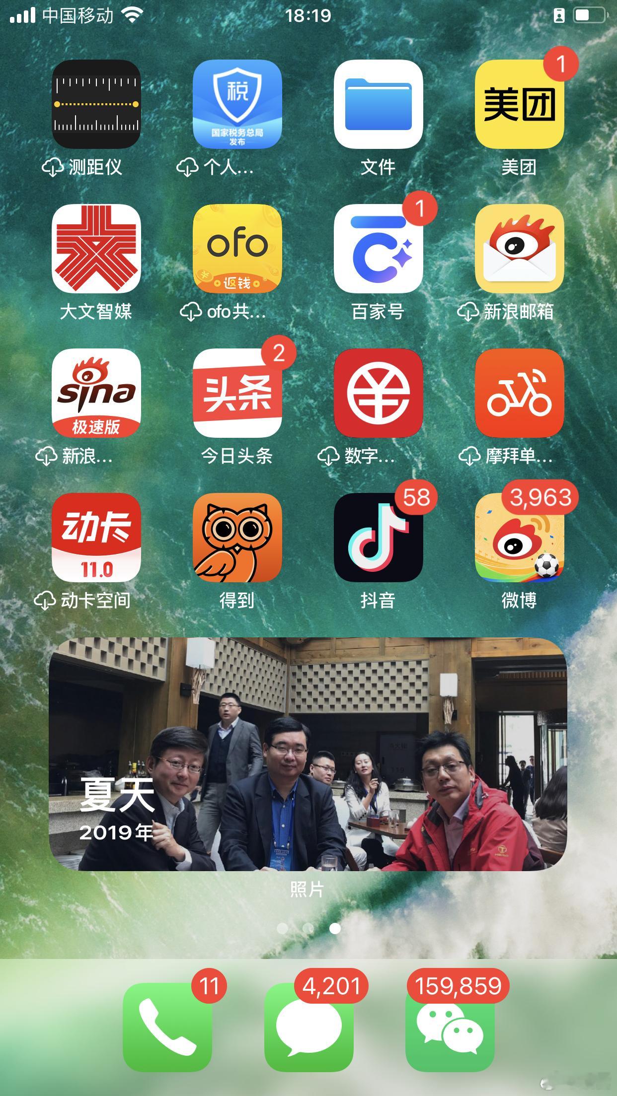 历史上的今天第一次来西藏，好多朋友高反。这张照片，是没有高反的三个人聚首。中间公