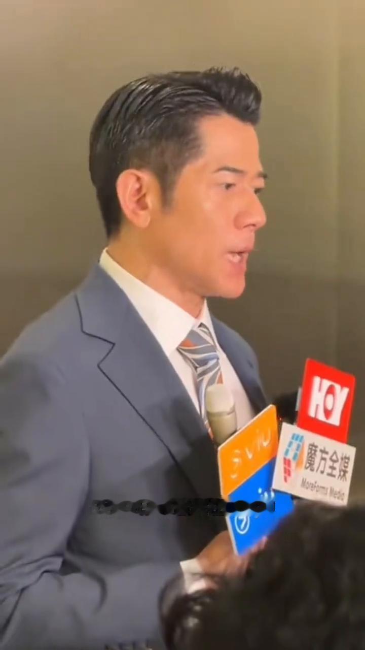 还是天王看的通透。
6月24日郭富城在访谈中被问及妻子方媛在综艺节目中的负面评价