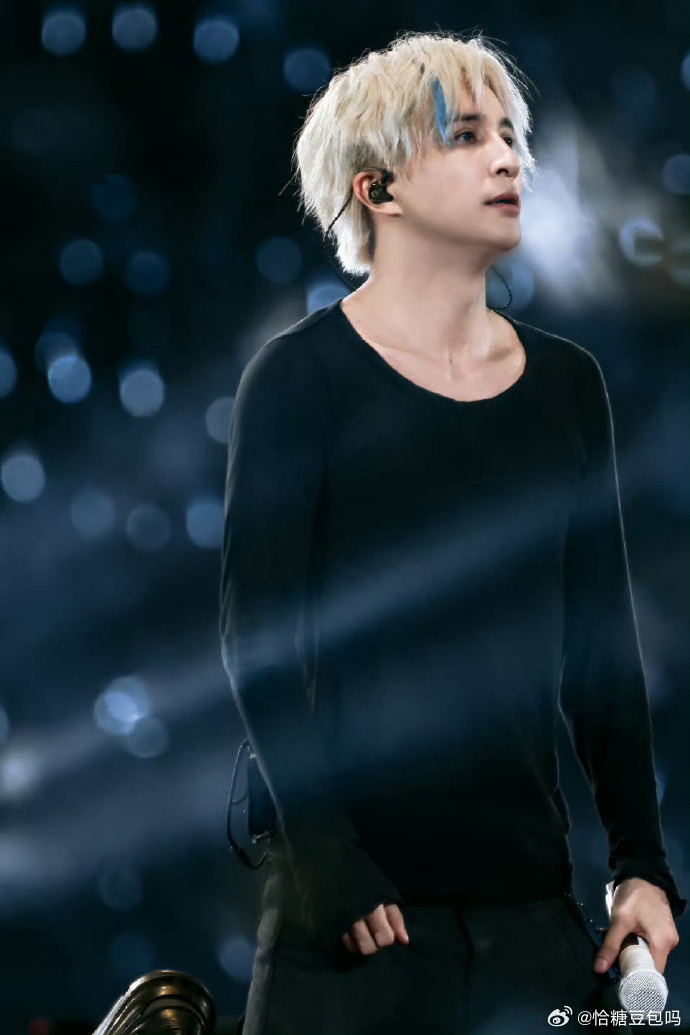 薛之谦白狐耳朵薛之谦兽耳薛之谦把灵狐感焊在身上，白狐耳朵软萌灵动，银发飘逸清冷，