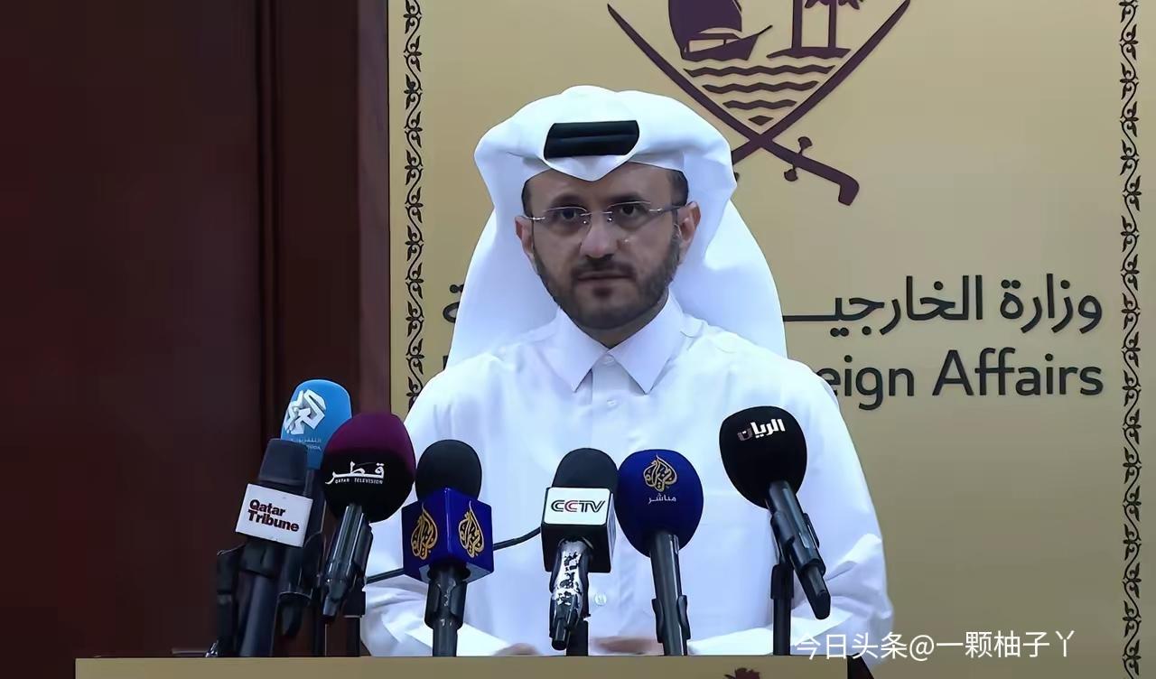 卡塔尔国防部证实，伊朗发射两枚弹道导弹，一枚被防空系统拦下，另一枚精准击中美军驻