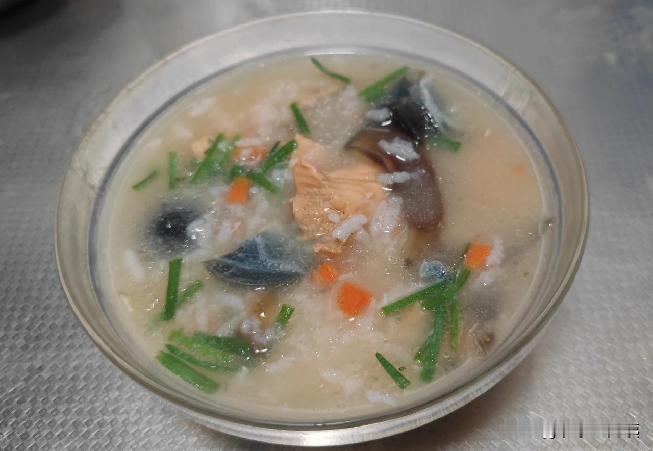 看看我的漂亮饭！天冷了，就想吃点热乎乎的饭。晚上我用白米，三文鱼，皮蛋，胡萝卜，