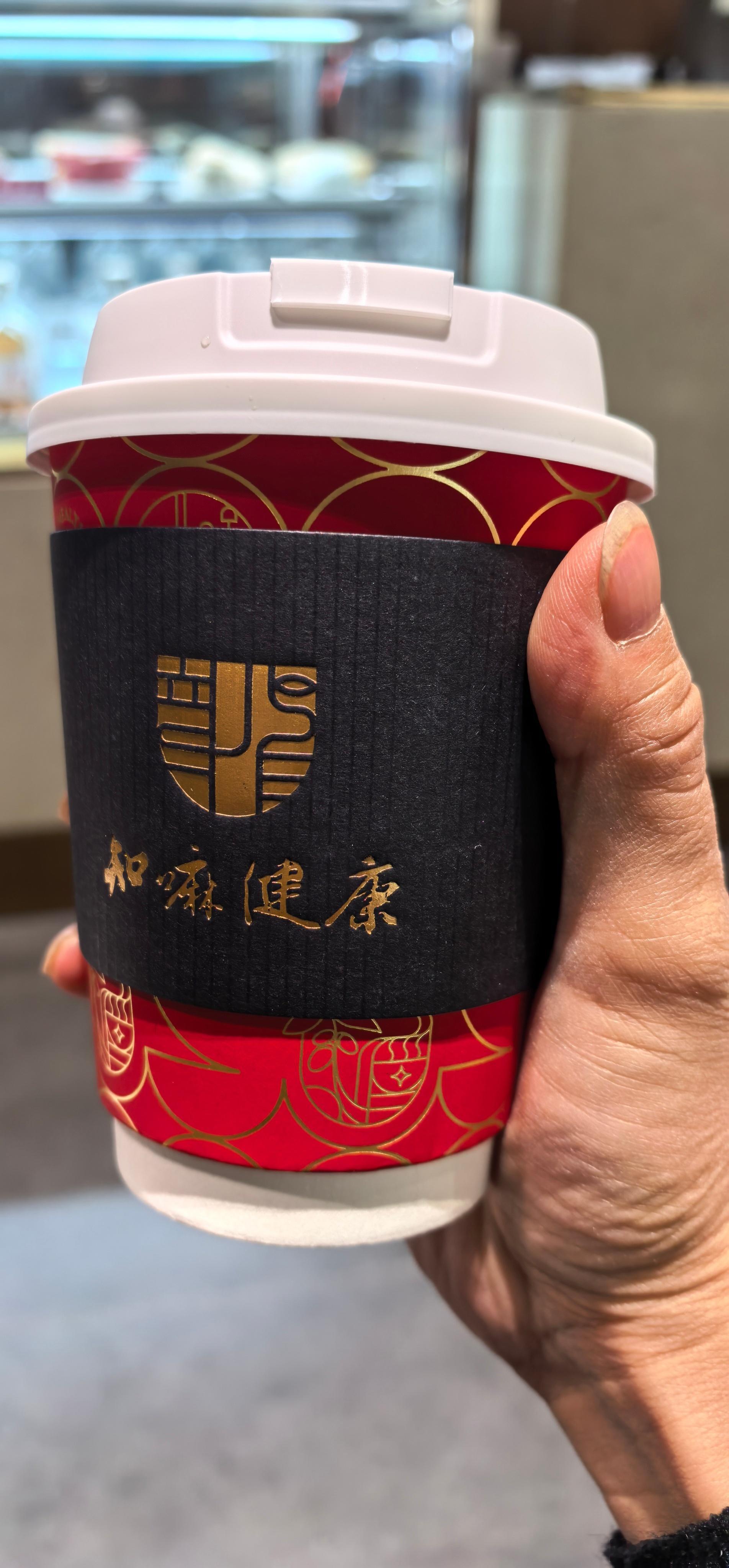 6点就起床了，堵了一路到机场。今天试试同仁堂的枸杞拿铁，味道不错。枸杞味很克制，