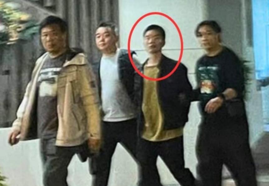 乱港的关某，借火灾生事，应遭严惩。

乱港分子关某被抓了，有时候也得说一下，棍棒