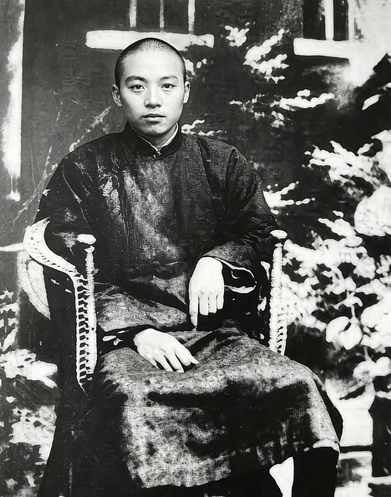 这是杨靖宇（本名马尚德）21岁的单人留影，拍摄于1926年开封，河南省立第一工业