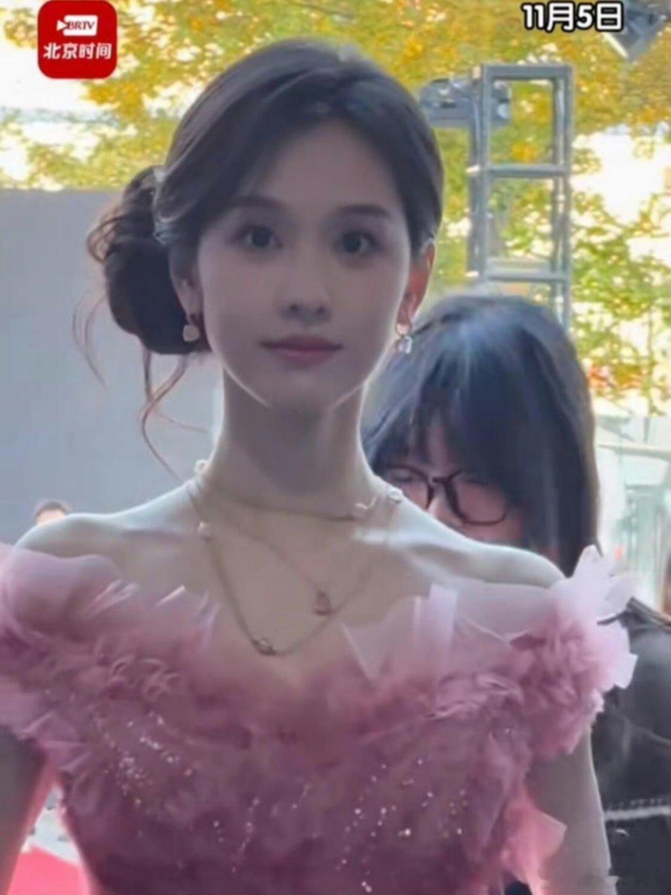 陈都灵越来越美了，以前的斜方肌没有了 ​​​