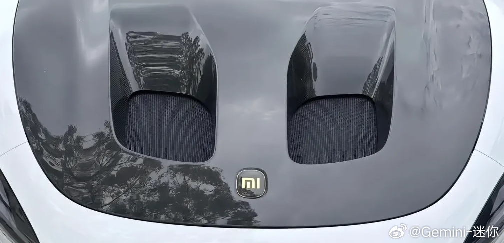 莲花发布会这背景，好像就是放的小米挖孔机盖啊😦没想到2026年了还能看到火药味