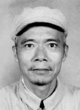 1937年，地下党涂作潮正在和邻居喝茶。突然，邻居说：“我看你有点像共产党呢？”