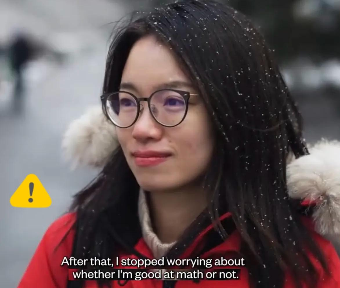 我真的看懂了一种全新的审美。
你说她是传统美女，算不上。可她静静站在那里，独有的