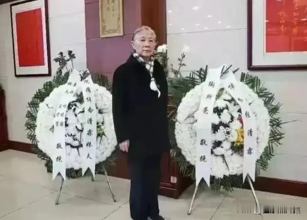 2022年10月9日，张清林的告别仪式在北京八宝山革命公墓举行，林豆豆以“英雄无