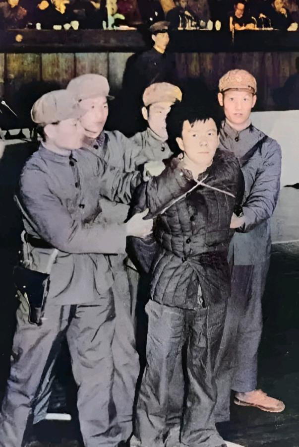 1978年，熊北平、熊紫平被捕，作为开国少将的父亲熊应堂得知儿子们的罪行后，给有