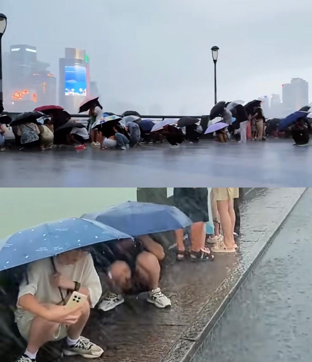 这趟白来了？
旅游不就是换个地方体验下生活嘛，
比如在外滩撑伞淋雨。
谁也没办法