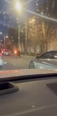 【在埃里温，一名身份不明的男子向亚美尼亚国家安全局大楼投掷燃烧弹。 该男子已被拘