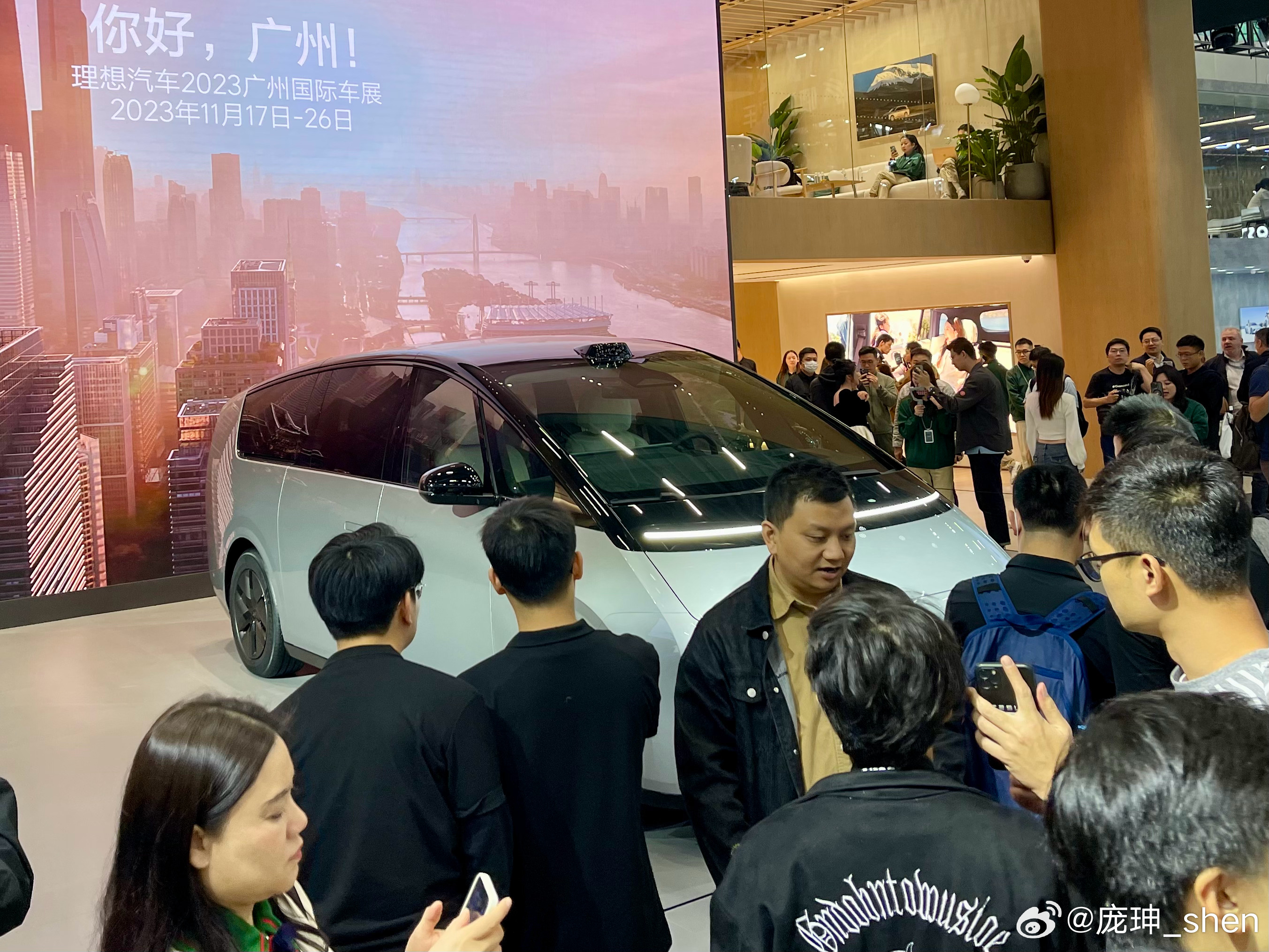 嘲笑理想，理解理想，学习理想，成为理想——近两年的理想，汽车行业的成功典范。 ​