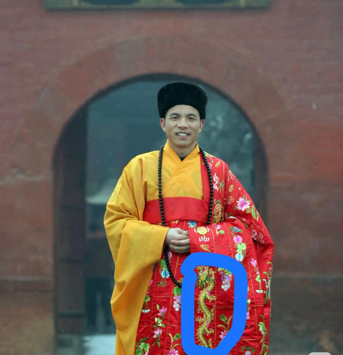 释永信倒台，新住持印乐法师上任，本以为是一场寻常的交接，结果看到他袈裟上的五爪金