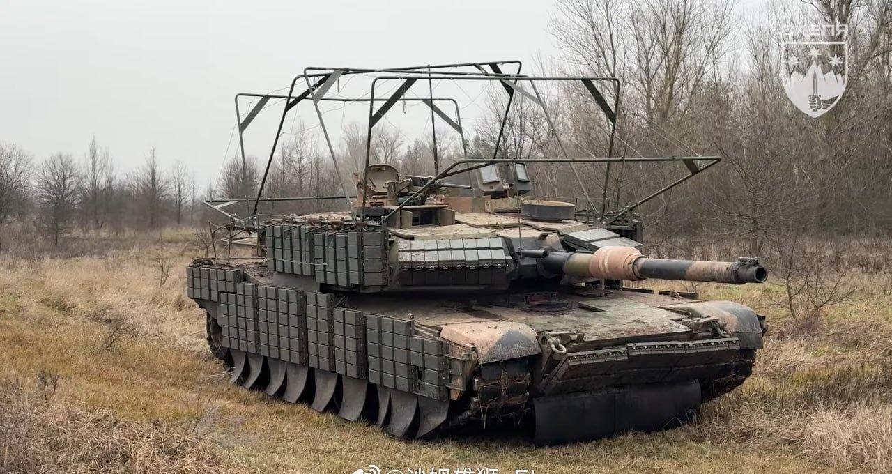 乌军在红军村西北郊反击战中损失的那辆澳大利亚M1A1“艾布拉姆斯”坦克的生前照片