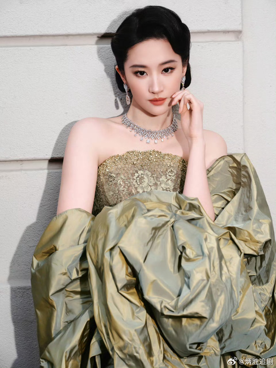 宝格丽晚宴上刘亦菲复古宫廷高定，造型真的很漂亮。刘亦菲每次这种重要场合都盘发，完