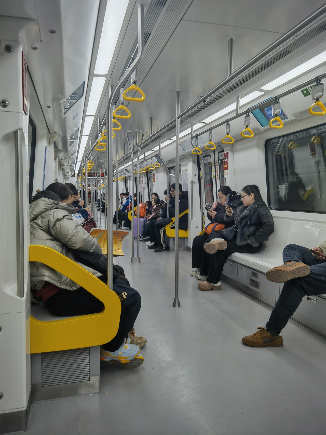 分享一张随手拍陕西2025文旅产业链群营收强劲，如西安地铁八号环线客流量周末依然