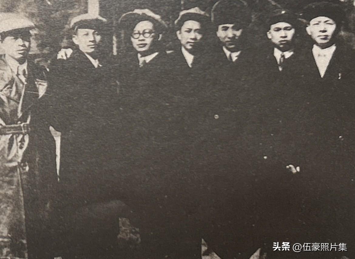 1940年，苏联莫斯科，伏龙芝军事学院，中国红军高级将领的合影，左起第一人为杨至