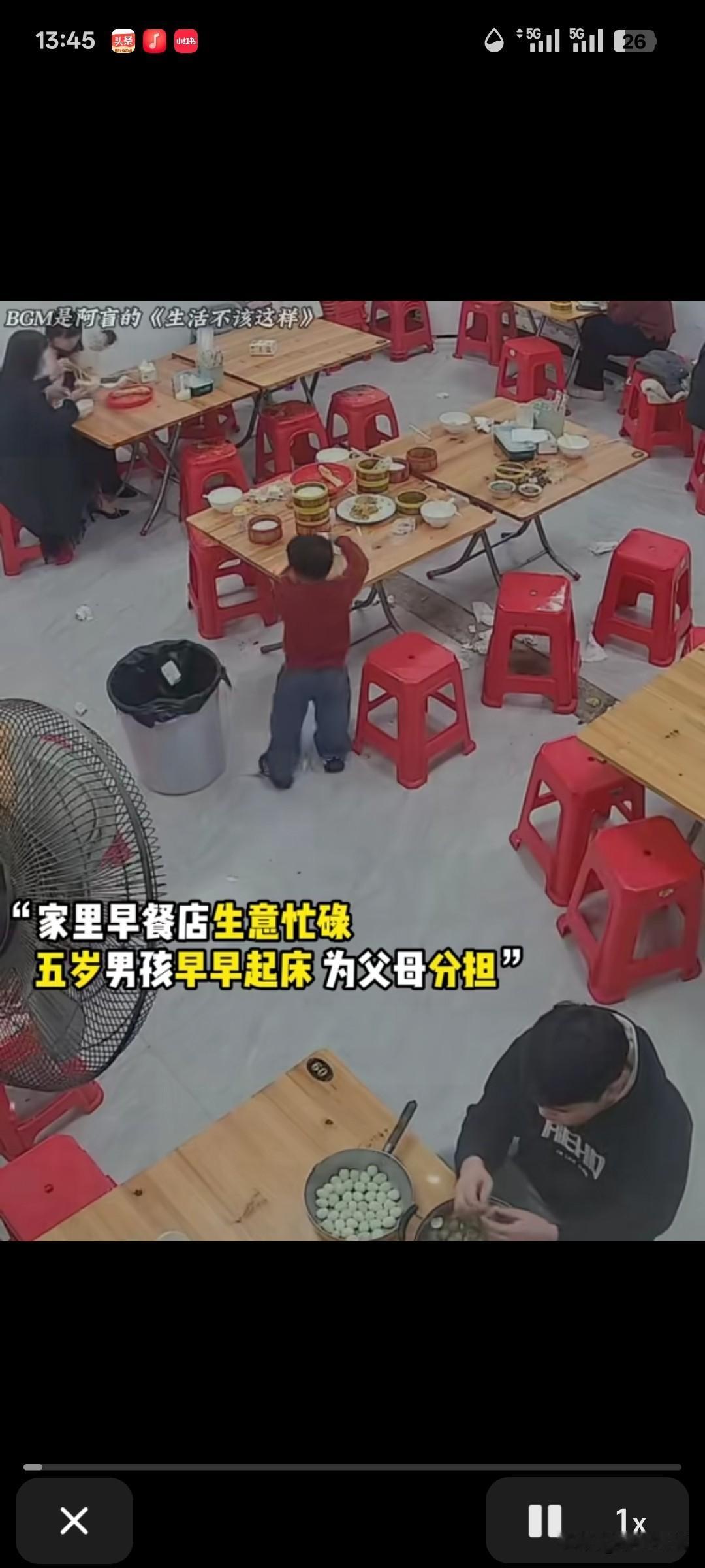 还真是穷人家的孩子早当家，这家店里面是做早餐生意的，5岁的孩子早早起床，为父母分