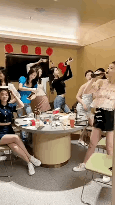 图一：刚才气氛还特别的好，服务员就问了句谁买单啊，然后就变这样呢？
图二：单身没