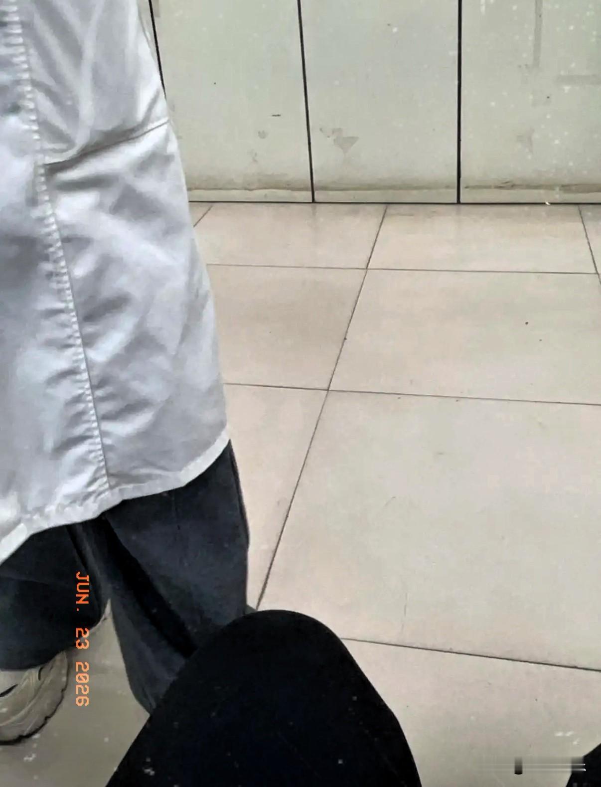 朋友心梗去世了，
他老婆怀孕 5个月了。
办完葬礼后，他老婆就去把孩子打了。
