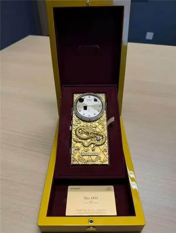 刚刚！追觅首款高端手机交付！价值20万！据国内媒体报道，追觅手机业务相关负责人在