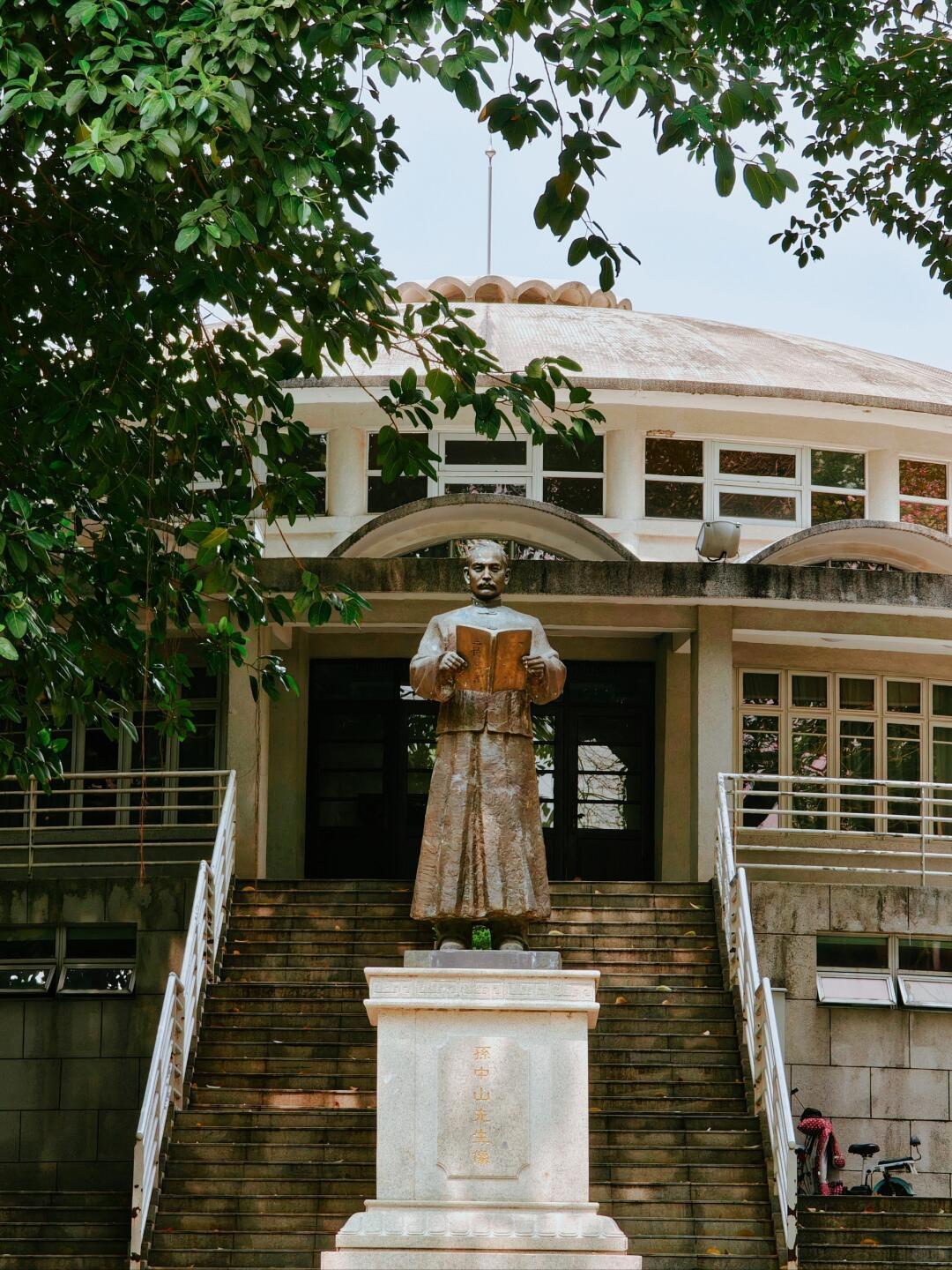 大学校园该不该开放呢？有的学校开车直接进去，步行的话不是校内人过不了人脸识别系统