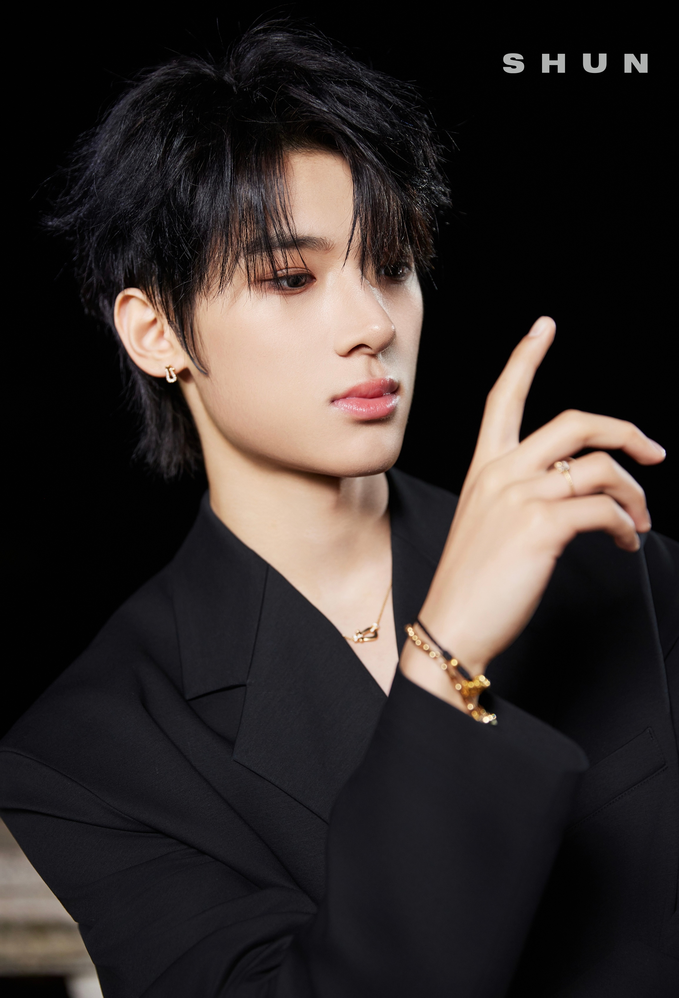 张峻豪今日出席中国电影大数据荣誉之夜造型图集，身着一袭平驳领双排扣廓形西装搭配F