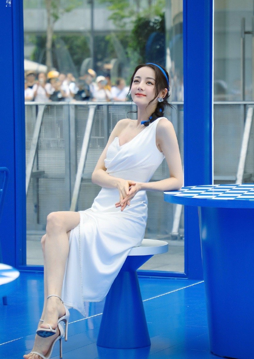 克莱因蓝的世界里，迪丽热巴是坠入凡间的月光。白裙曳地，发梢藏着星河，无需多言，她