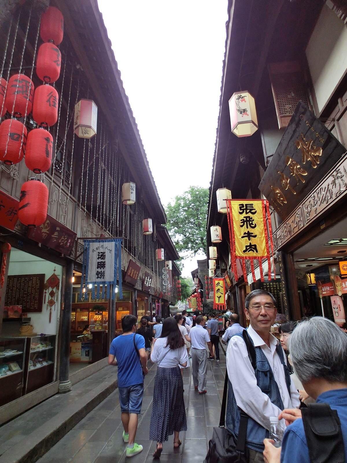 剑拔弩张又何妨，华夏何曾惧豺狼，众志成城担国难，横刀立马斩列强，万里山河皆执血，