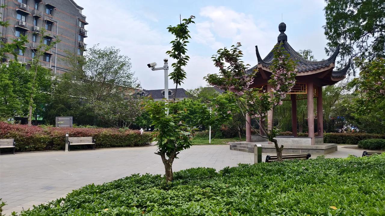 《快小半年了：南京这座市民广场还要
被封多久?》
    今年三四月份，南京迈皋