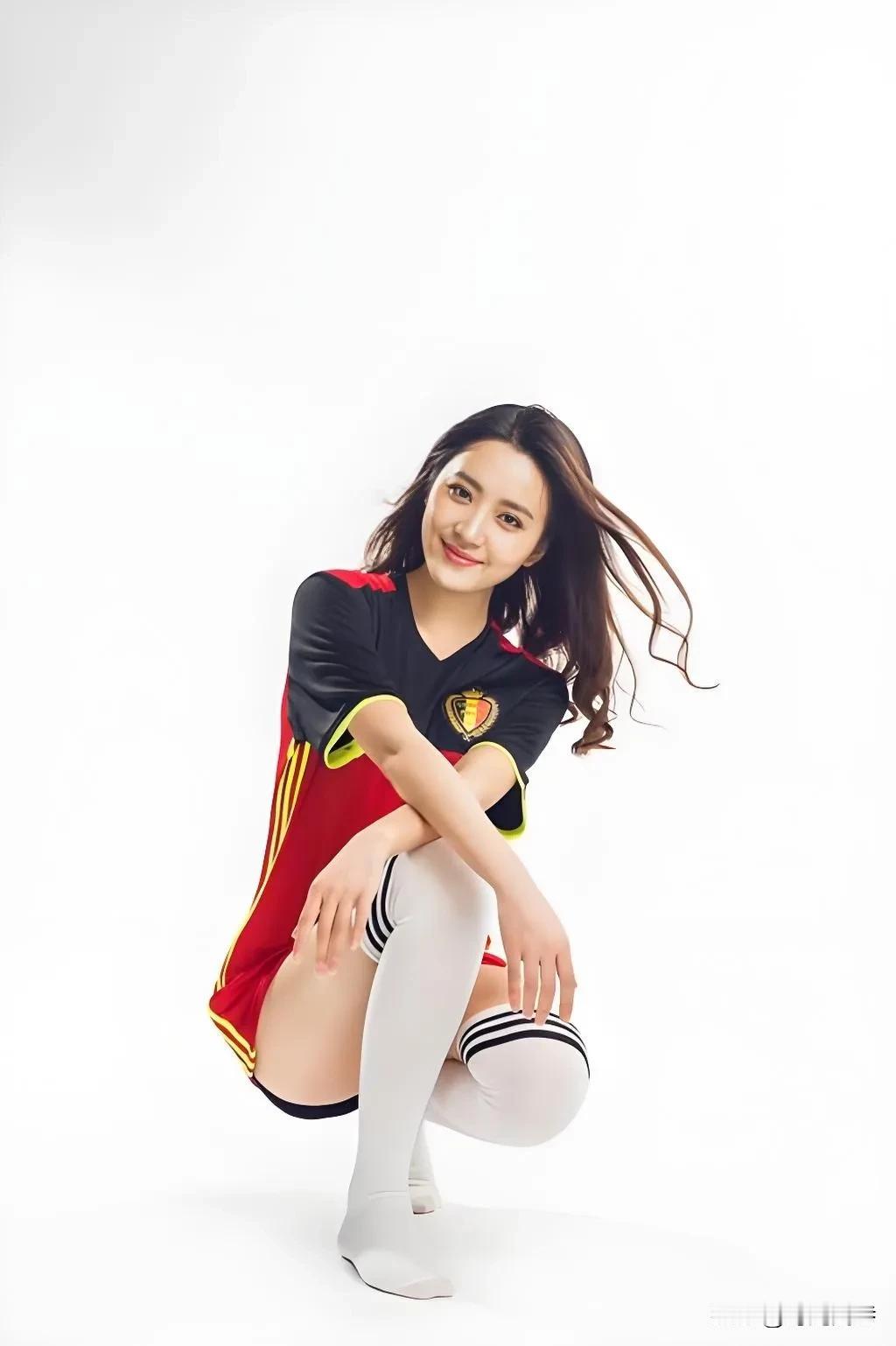 照片中的小姐姐，穿着运动服和白色运动齐膝长袜。青春又阳光。出生于90年的她，今年