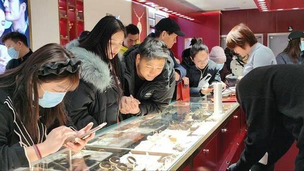 胖东来金饰每克比一线品牌便宜200元，核心是无品牌溢价+极致控成本。直连黄金源头