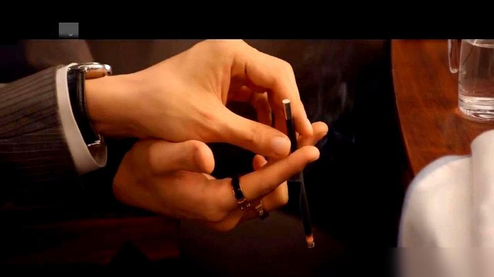 拿放大镜盯着樊霄那根烟的人，多半已经溺死在《云旗》这8.9的高分里出不来了。
