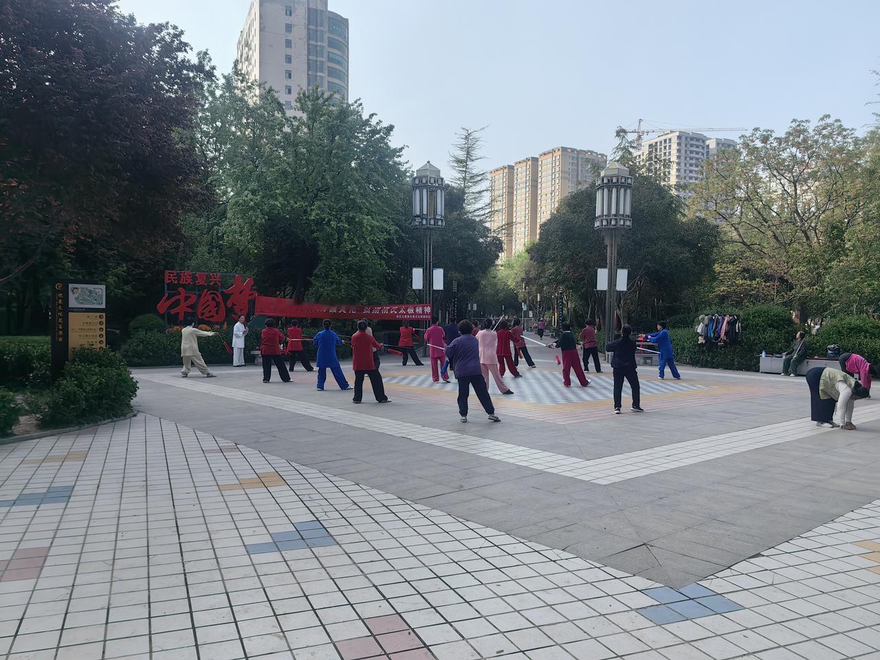 早晨的公园，群众健身活动蓬勃发展，愿大家健康平安，快乐幸福[送自己一朵花][送自