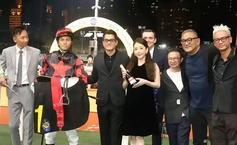 方媛挺孕肚陪老公看赛马方媛挺孕肚陪老公郭富城看赛马，方媛怀三胎这身材保持的太好了