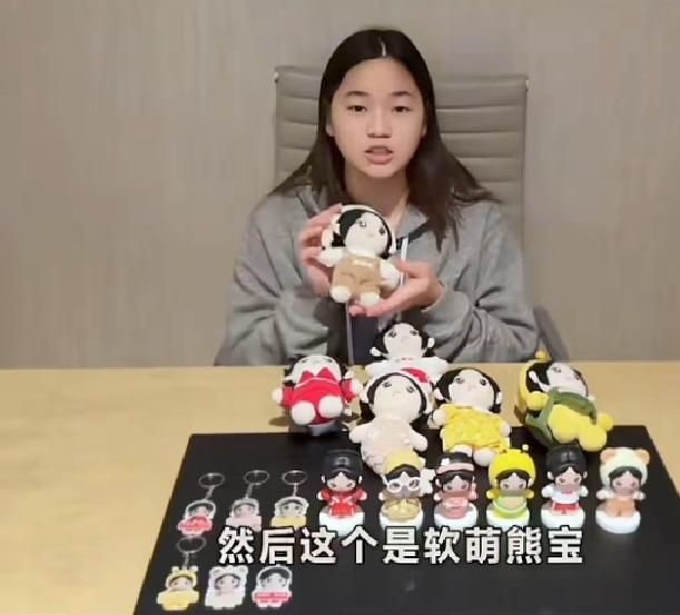 7月24日全红婵更新视频，兴冲冲晒出品牌联名的冠军盲盒周边，看得出来她是真的喜欢