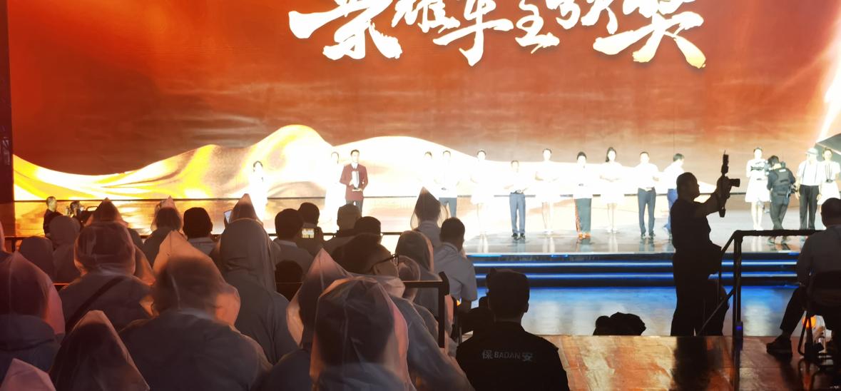 第1次感受到比靳东和武大靖更有特权。我在台下穿雨衣，他在台上淋雨！【来自懂车帝车