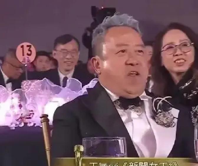 TVB颁奖夜，曾志伟还没走，儿媳王敏奕先捧走“最佳女配角”。
 
同台竞争的胡定