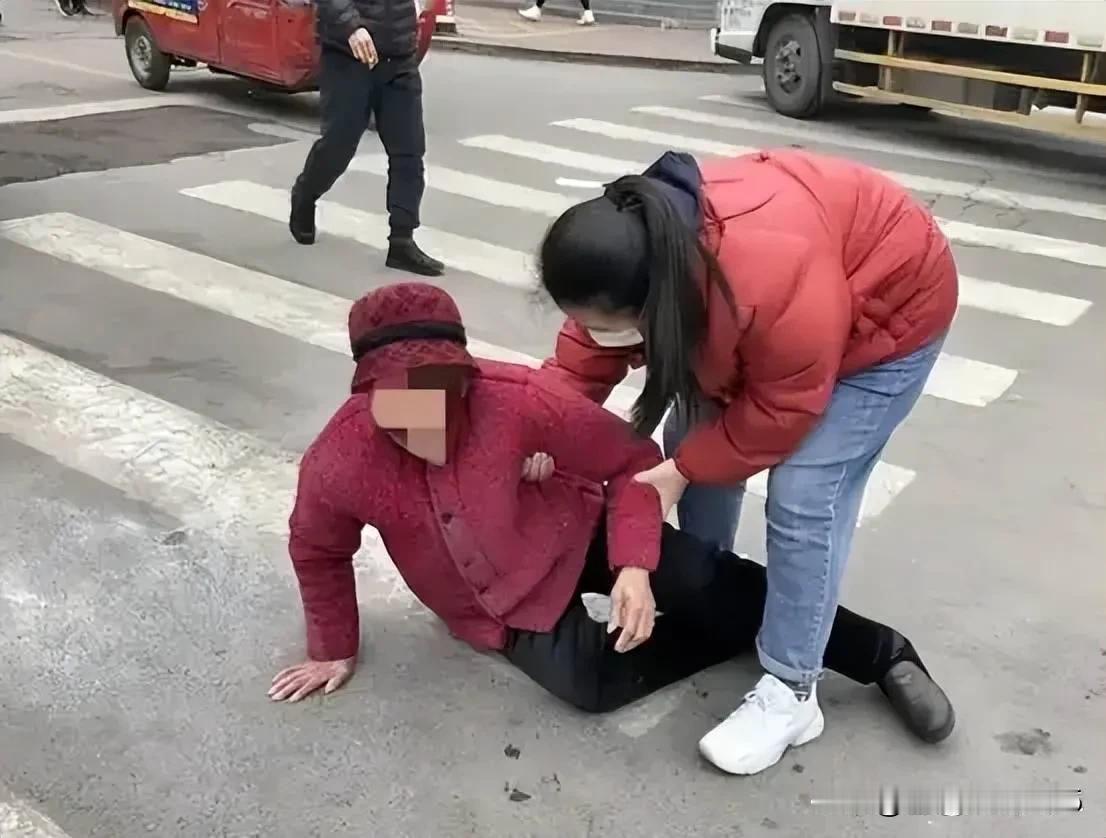 三年前，女孩扶起一名摔倒老人却被讹诈了8万元。三年后，在商场再次遇到该老人摔倒。
