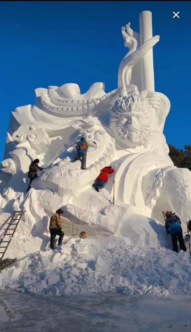 哈尔滨《黑神话悟空》雪雕马上横空出世，有六层楼那么高！

南方网友看到后感慨：“