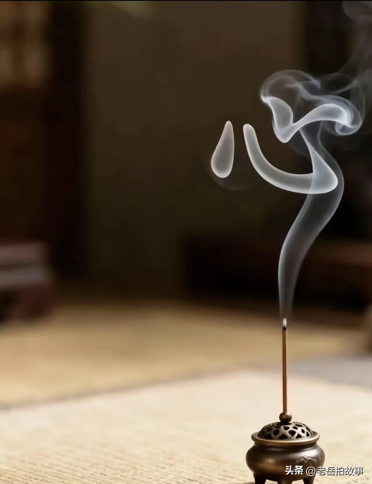 看人说事儿:自从郑州市人民公园里的儿童乐园建成后，大型滑滑梯和秋千处是人最多的地