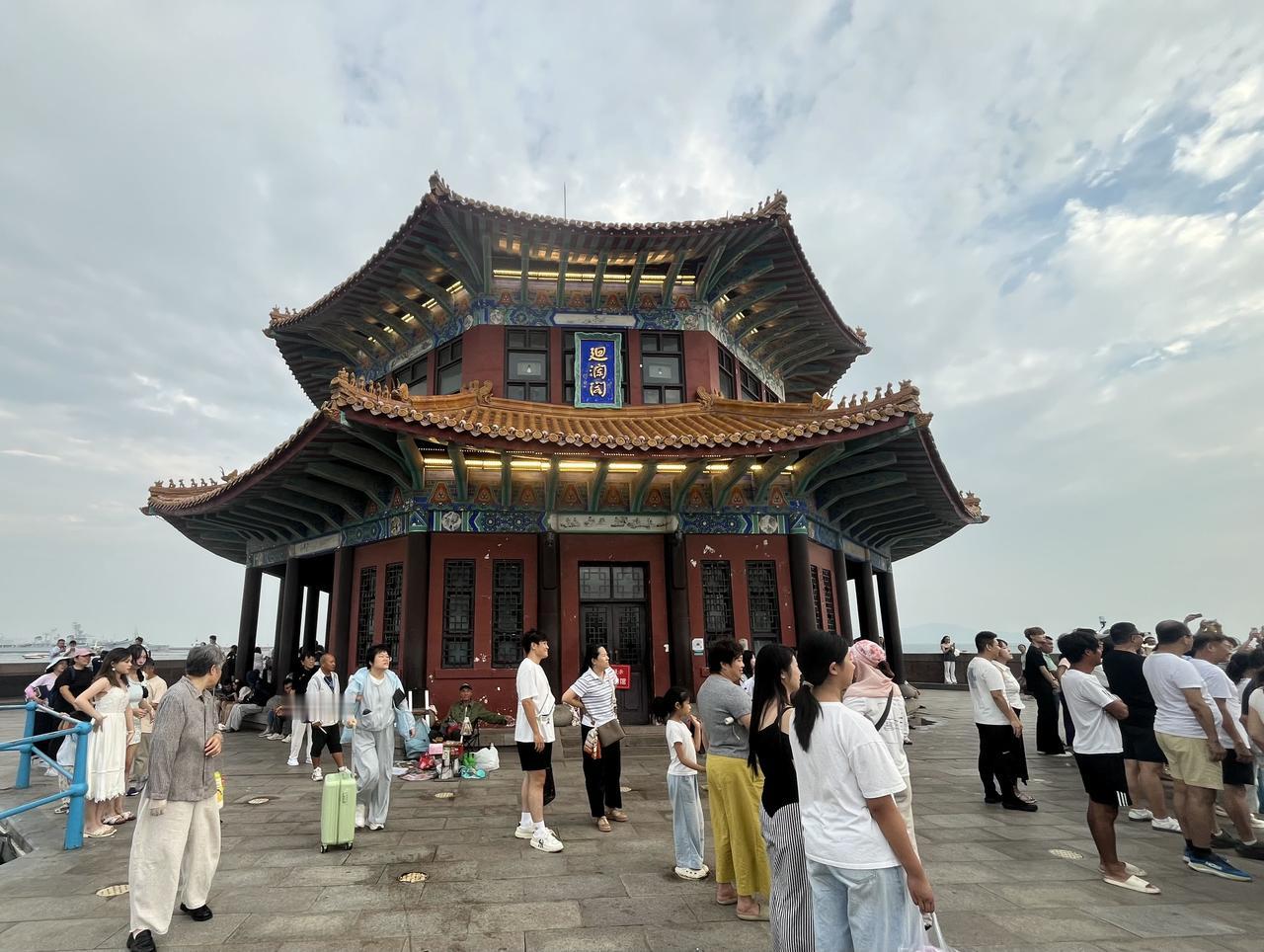 八月三十一日下午，青岛市的游泳健儿在栈桥边、黄海之滨大显身手……引无数游客围观助