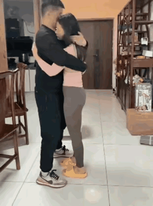 妻子的举动让人无语

丈夫要出门打工了，妻子恋恋不舍，妻子紧紧抱着男人亲了又亲，