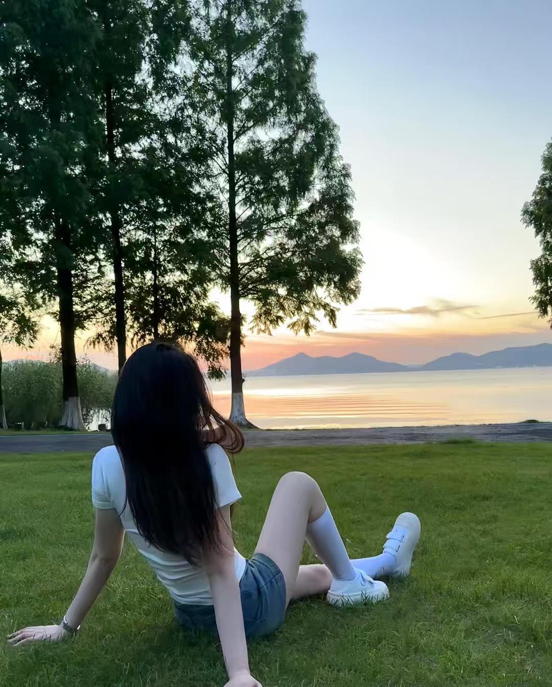 爱你的人不一定会陪着你 
陪着你的人一定爱是爱你的
越长大越懂，比起一时的浓烈爱