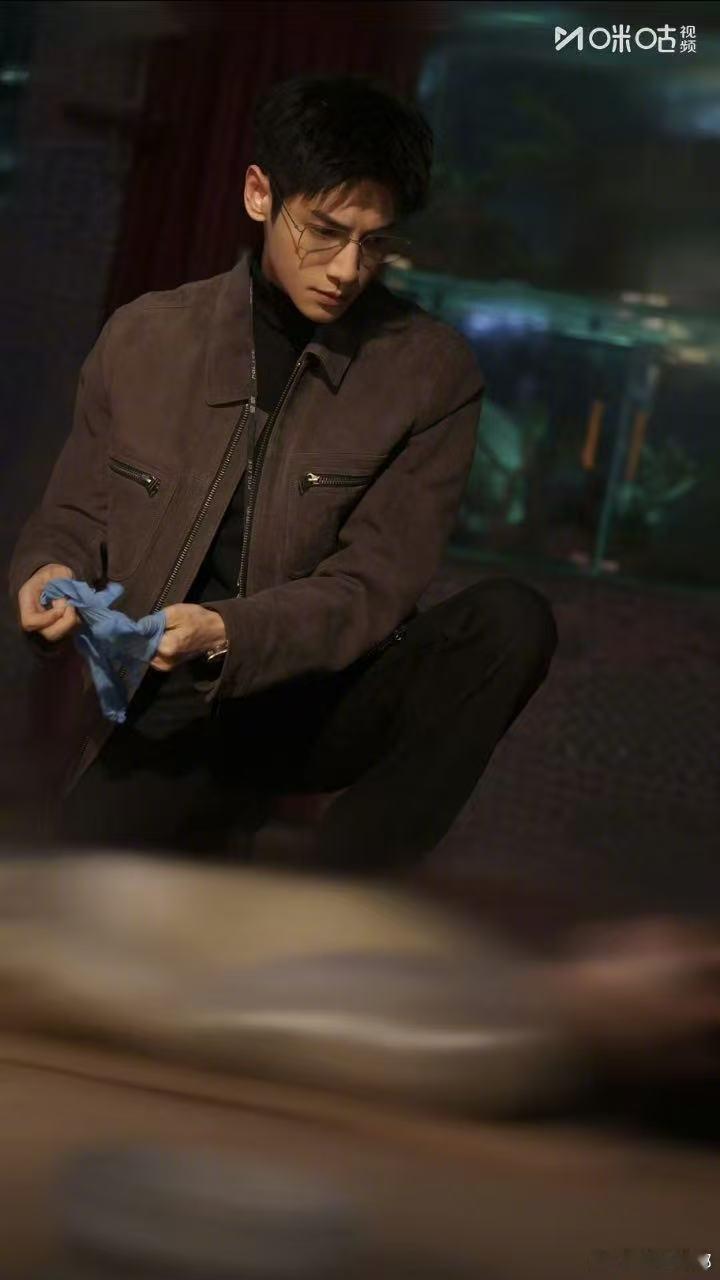 剥茧齐思哲的OOTD罗云熙白大褂金丝眼镜鲨疯了 谁能拒绝白大褂金丝眼镜的罗云熙，